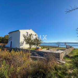 ZADAR, POSEDARJE - samostojeća kuća prvi red do Novigradskog mora s prostranim dvorištem