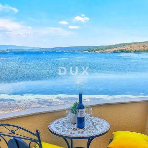 ZADAR, POSEDARJE - samostojeća kuća prvi red do Novigradskog mora s prostranim dvorištem