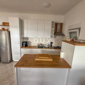 ZADAR, POSEDARJE - samostojeća kuća prvi red do Novigradskog mora s prostranim dvorištem