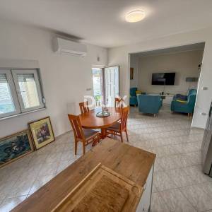 ZADAR, POSEDARJE - samostojeća kuća prvi red do Novigradskog mora s prostranim dvorištem