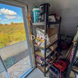 ZADAR, POSEDARJE - samostojeća kuća prvi red do Novigradskog mora s prostranim dvorištem