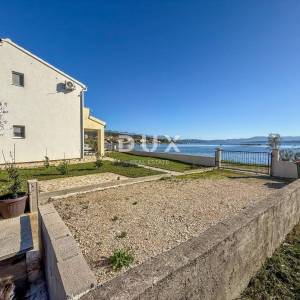 ZADAR, POSEDARJE - samostojeća kuća prvi red do Novigradskog mora s prostranim dvorištem