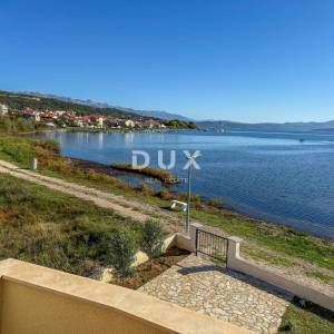 ZADAR, POSEDARJE - samostojeća kuća prvi red do Novigradskog mora s prostranim dvorištem