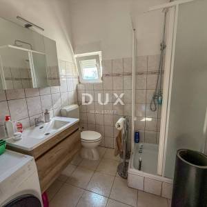 ZADAR, POSEDARJE - samostojeća kuća prvi red do Novigradskog mora s prostranim dvorištem