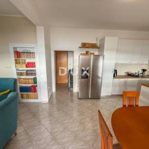 ZADAR, POSEDARJE - samostojeća kuća prvi red do Novigradskog mora s prostranim dvorištem