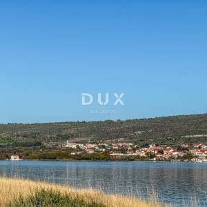 ZADAR, POSEDARJE - samostojeća kuća prvi red do Novigradskog mora s prostranim dvorištem