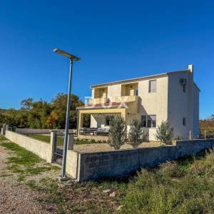 ZADAR, POSEDARJE - samostojeća kuća prvi red do Novigradskog mora s prostranim dvorištem