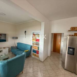 ZADAR, POSEDARJE - samostojeća kuća prvi red do Novigradskog mora s prostranim dvorištem