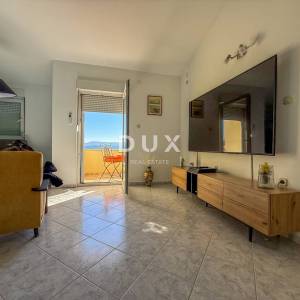 ZADAR, POSEDARJE - samostojeća kuća prvi red do Novigradskog mora s prostranim dvorištem