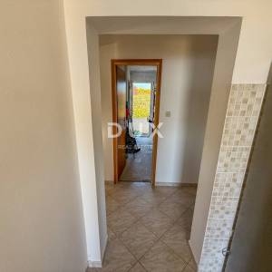 ZADAR, POSEDARJE - samostojeća kuća prvi red do Novigradskog mora s prostranim dvorištem