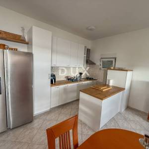 ZADAR, POSEDARJE - samostojeća kuća prvi red do Novigradskog mora s prostranim dvorištem