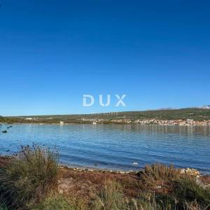 ZADAR, POSEDARJE - samostojeća kuća prvi red do Novigradskog mora s prostranim dvorištem