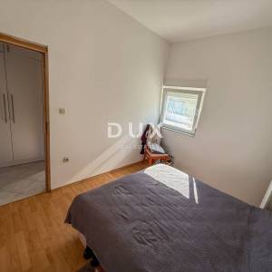 ZADAR, POSEDARJE - samostojeća kuća prvi red do Novigradskog mora s prostranim dvorištem