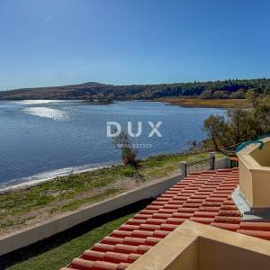 ZADAR, POSEDARJE - samostojeća kuća prvi red do Novigradskog mora s prostranim dvorištem