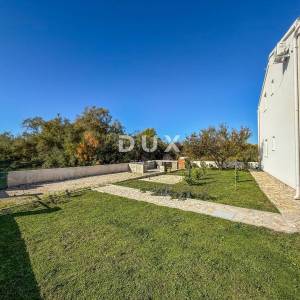 ZADAR, POSEDARJE - samostojeća kuća prvi red do Novigradskog mora s prostranim dvorištem