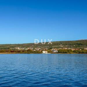 ZADAR, POSEDARJE - samostojeća kuća prvi red do Novigradskog mora s prostranim dvorištem