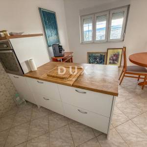 ZADAR, POSEDARJE - samostojeća kuća prvi red do Novigradskog mora s prostranim dvorištem