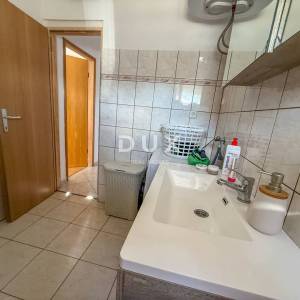 ZADAR, POSEDARJE - samostojeća kuća prvi red do Novigradskog mora s prostranim dvorištem