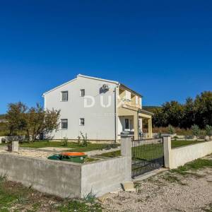 ZADAR, POSEDARJE - samostojeća kuća prvi red do Novigradskog mora s prostranim dvorištem