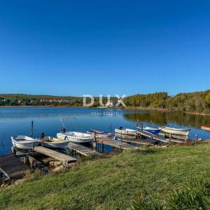 ZADAR, POSEDARJE - samostojeća kuća prvi red do Novigradskog mora s prostranim dvorištem