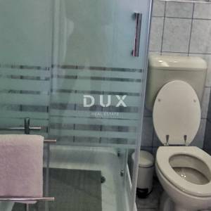 ZADAR, POSEDARJE - samostojeća kuća prvi red do Novigradskog mora s prostranim dvorištem