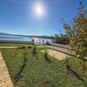 ZADAR, POSEDARJE - samostojeća kuća prvi red do Novigradskog mora s prostranim dvorištem