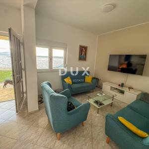 ZADAR, POSEDARJE - samostojeća kuća prvi red do Novigradskog mora s prostranim dvorištem