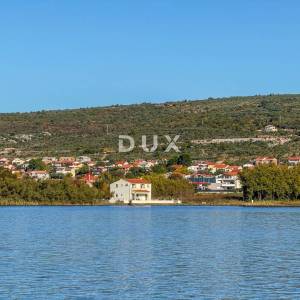 ZADAR, POSEDARJE - samostojeća kuća prvi red do Novigradskog mora s prostranim dvorištem