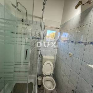 ZADAR, POSEDARJE - samostojeća kuća prvi red do Novigradskog mora s prostranim dvorištem