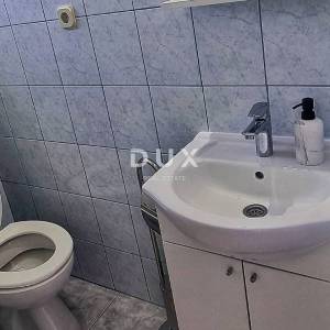 ZADAR, POSEDARJE - samostojeća kuća prvi red do Novigradskog mora s prostranim dvorištem