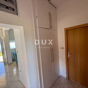 ZADAR, POSEDARJE - samostojeća kuća prvi red do Novigradskog mora s prostranim dvorištem