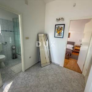 ZADAR, POSEDARJE - samostojeća kuća prvi red do Novigradskog mora s prostranim dvorištem