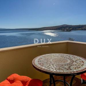 ZADAR, POSEDARJE - samostojeća kuća prvi red do Novigradskog mora s prostranim dvorištem