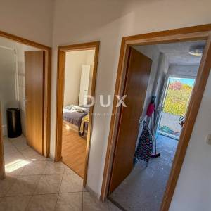 ZADAR, POSEDARJE - samostojeća kuća prvi red do Novigradskog mora s prostranim dvorištem