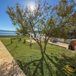 ZADAR, POSEDARJE - samostojeća kuća prvi red do Novigradskog mora s prostranim dvorištem