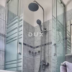 ZADAR, POSEDARJE - samostojeća kuća prvi red do Novigradskog mora s prostranim dvorištem