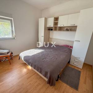 ZADAR, POSEDARJE - samostojeća kuća prvi red do Novigradskog mora s prostranim dvorištem