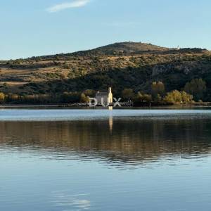 ZADAR, POSEDARJE - samostojeća kuća prvi red do Novigradskog mora s prostranim dvorištem