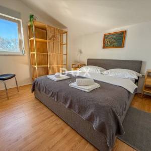 ZADAR, POSEDARJE - samostojeća kuća prvi red do Novigradskog mora s prostranim dvorištem