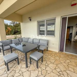 ZADAR, POSEDARJE - samostojeća kuća prvi red do Novigradskog mora s prostranim dvorištem