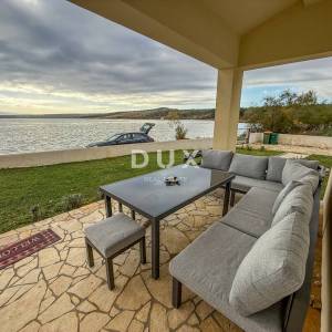 ZADAR, POSEDARJE - samostojeća kuća prvi red do Novigradskog mora s prostranim dvorištem