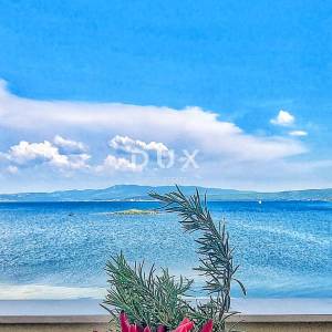 ZADAR, POSEDARJE - samostojeća kuća prvi red do Novigradskog mora s prostranim dvorištem