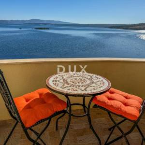 ZADAR, POSEDARJE - samostojeća kuća prvi red do Novigradskog mora s prostranim dvorištem