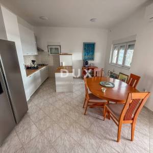 ZADAR, POSEDARJE - samostojeća kuća prvi red do Novigradskog mora s prostranim dvorištem