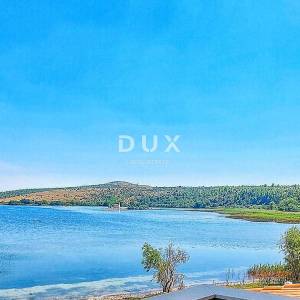 ZADAR, POSEDARJE - samostojeća kuća prvi red do Novigradskog mora s prostranim dvorištem