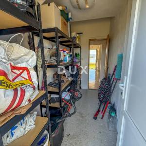 ZADAR, POSEDARJE - samostojeća kuća prvi red do Novigradskog mora s prostranim dvorištem