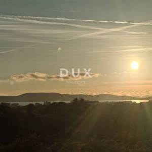 ZADAR, SUKOŠAN - Građevinsko zemljište s pogledom na more!