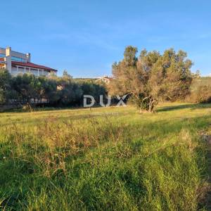 ZADAR, SUKOŠAN - Prostrano zemljište prvi red do mora!