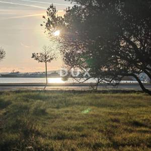 ZADAR, SUKOŠAN - Prostrano zemljište prvi red do mora!