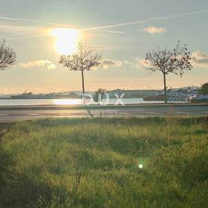 ZADAR, SUKOŠAN - Prostrano zemljište prvi red do mora!